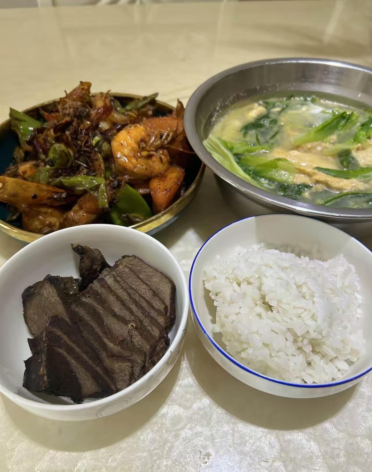 失业后，我招待不起妹妹了。我表哥来我家吃住一个多月，我当时怀孕挺着肚子一日三餐煮