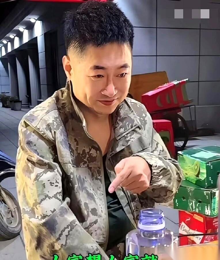 当全网还在扒拉辛巴到底退不退网时，同行二驴在直播间里，把他的老底掀了个底朝天。