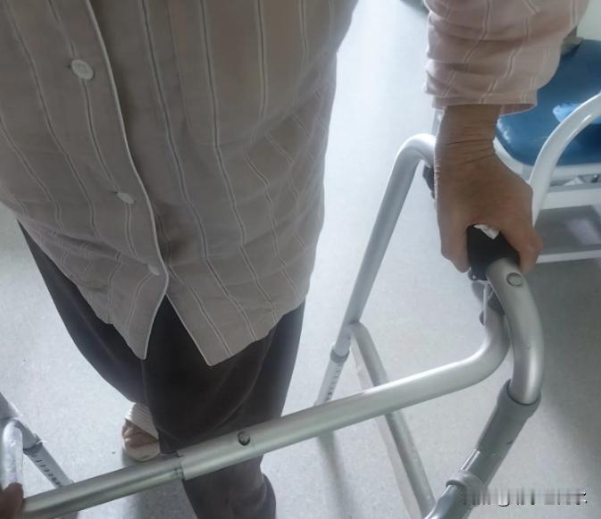 老年人最怕摔跤！现在医学发达了，很多城市里的人可以手术治疗延长生命，但是很多农