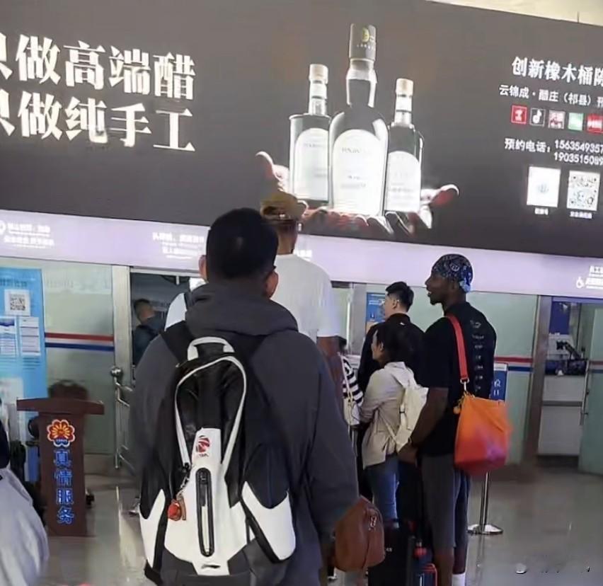山西汾酒男篮出征杭州挑战浙江浙商证券男篮！就在写稿之际，山西汾酒男篮全体将士已
