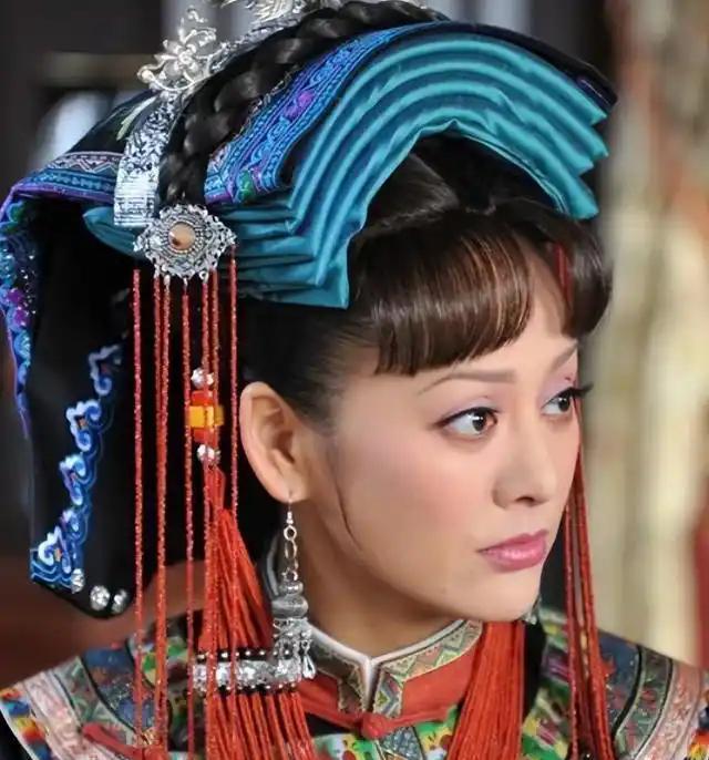 洪武十七年，马皇后的从侄、贵州都指挥使马烨，当众下令剥去奢香夫人的衣衫，打了数十