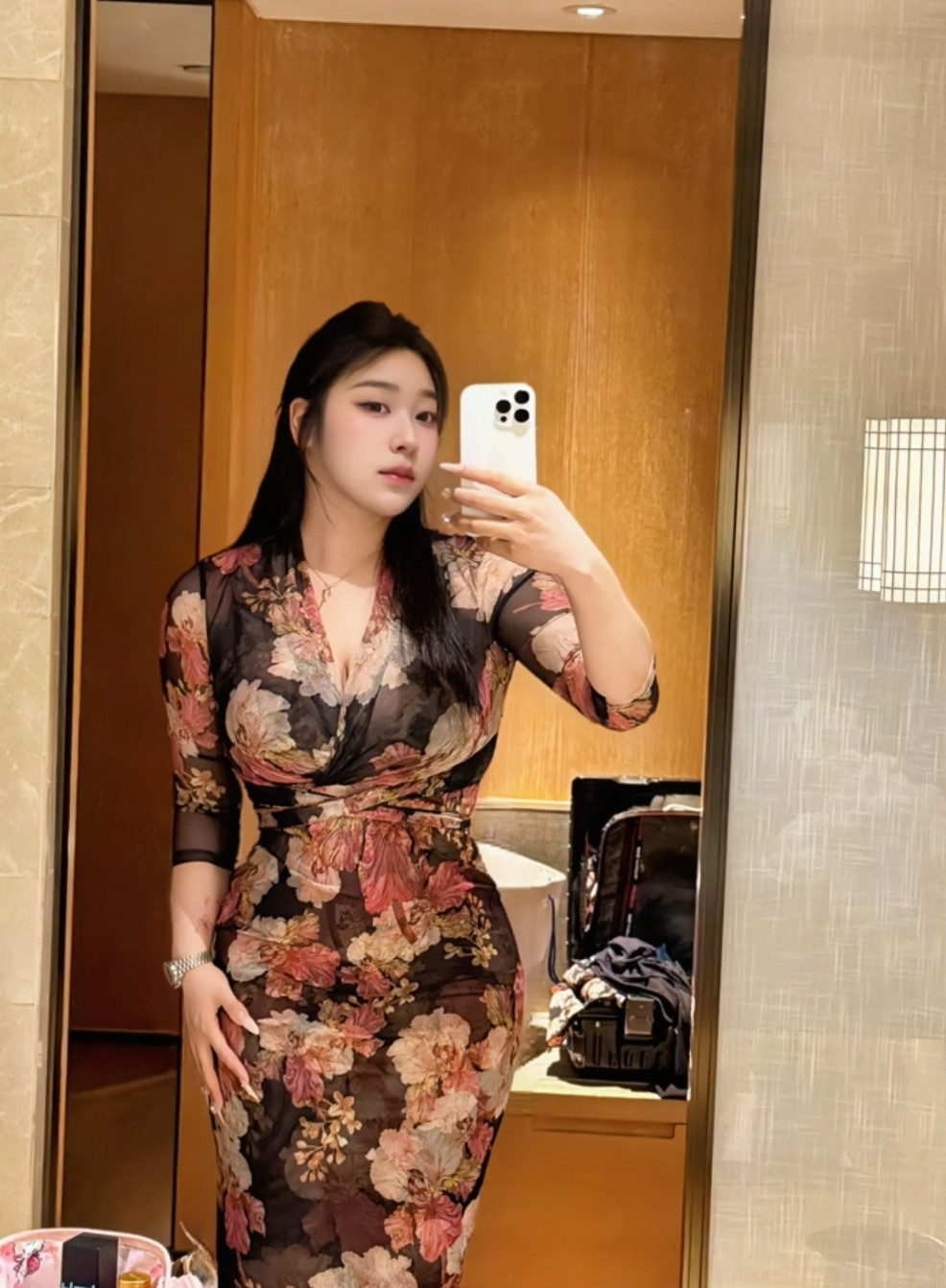 碎花裙，网纱材质隐隐约约透着小性感，被镜子里的自己美到啦～
