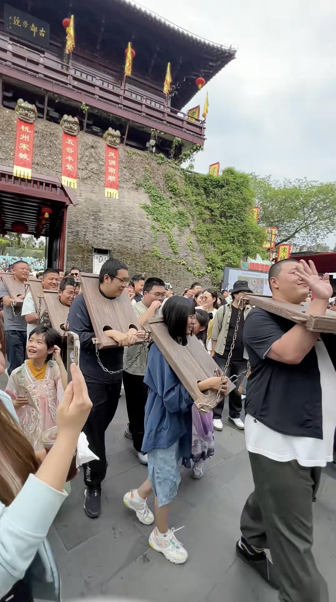 古人怎么也想不到后人会拿这个来娱乐赚钱！五一长假即将结束，很多人出去旅游，体