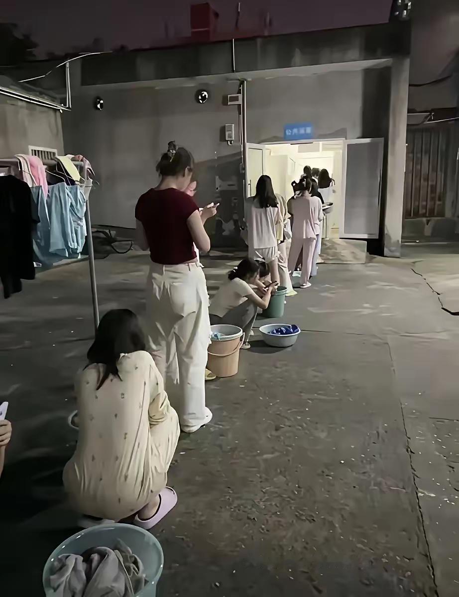 什么时候轮到我了？站久了腿麻了～