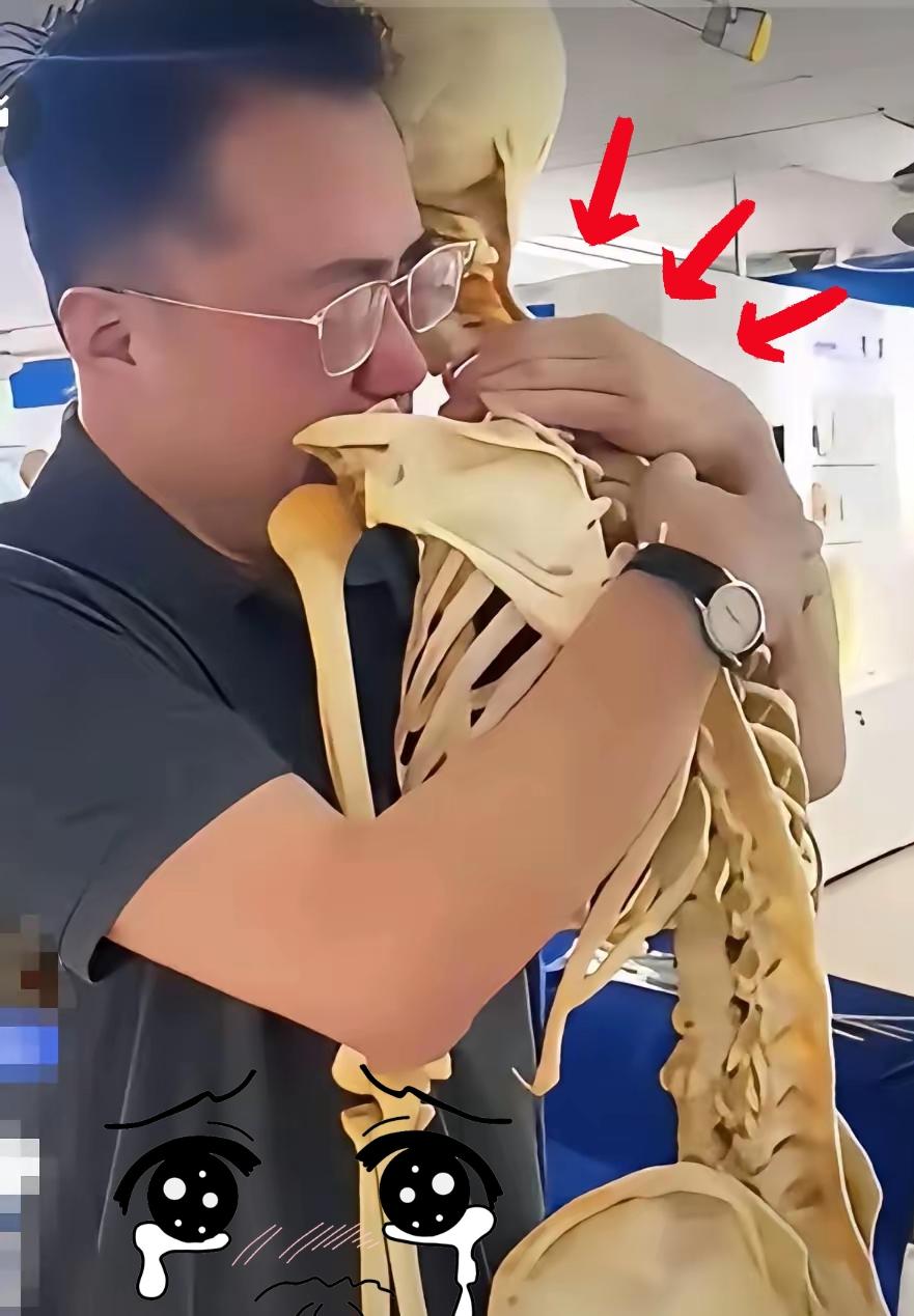 谁能看懂一位中年医生，抱着一副骨骼崩溃痛哭？这不是道具，是他用尽一生敬仰的恩师—