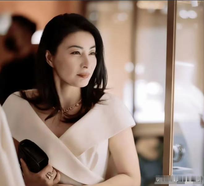 都以为郭晶晶嫁入霍家就躺平享清福了？为啥她放着千亿家产不啃，非要接波司登、明月镜