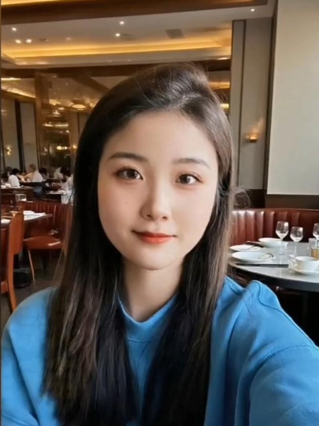 怪不得这个男的这么凶狠，你看他的面相，他的两只耳朵向上竖起，耳朵上部尖尖的，是这