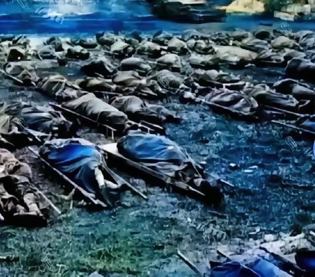 1985年1月20日，从老山某阵地争夺战中运回来的部分烈士遗体被安置在火化间外的