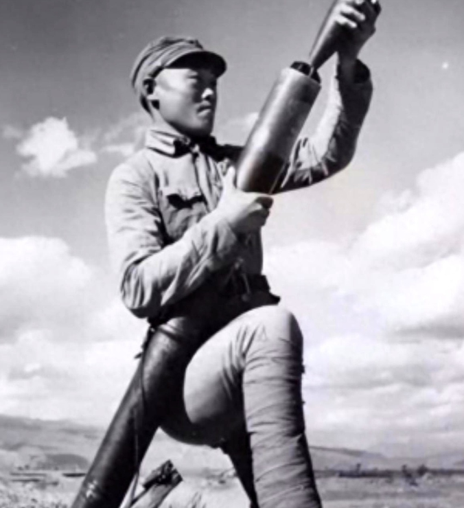 1945年，在山上休息的迫击炮手陈宝柳，忽然发现30多个日军和几个女人，正在不远