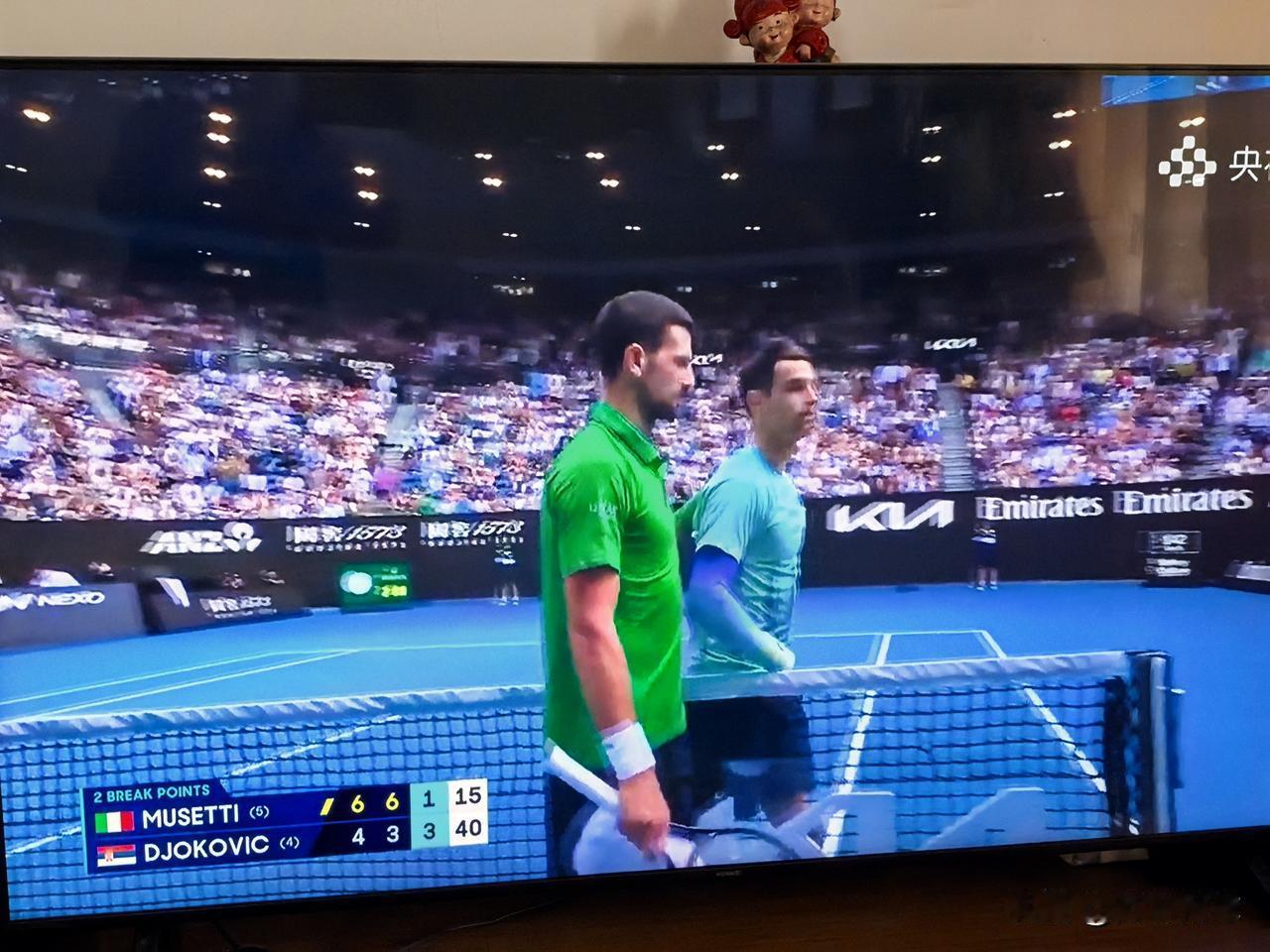 难以置信穆塞蒂退赛他两盘领先德约科维奇然后退赛了德约又进了半决赛谁能想到