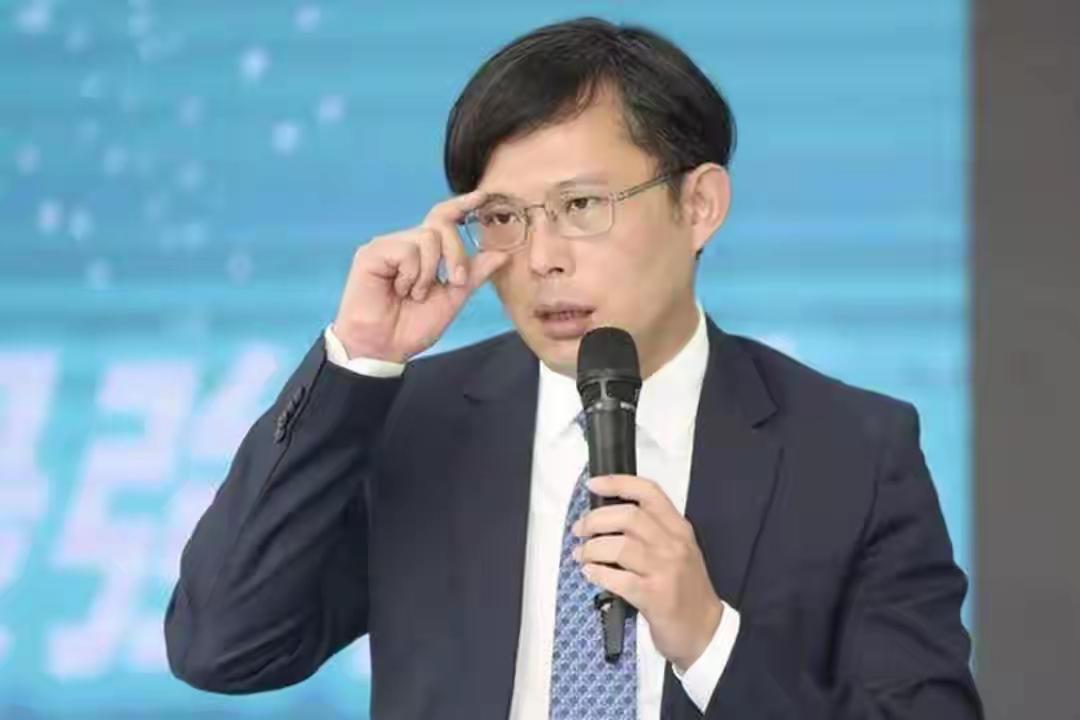 黄国昌也不是省油的灯，黄国昌人还在日本，却托人在岛内放话，说自己要选新北市长，要