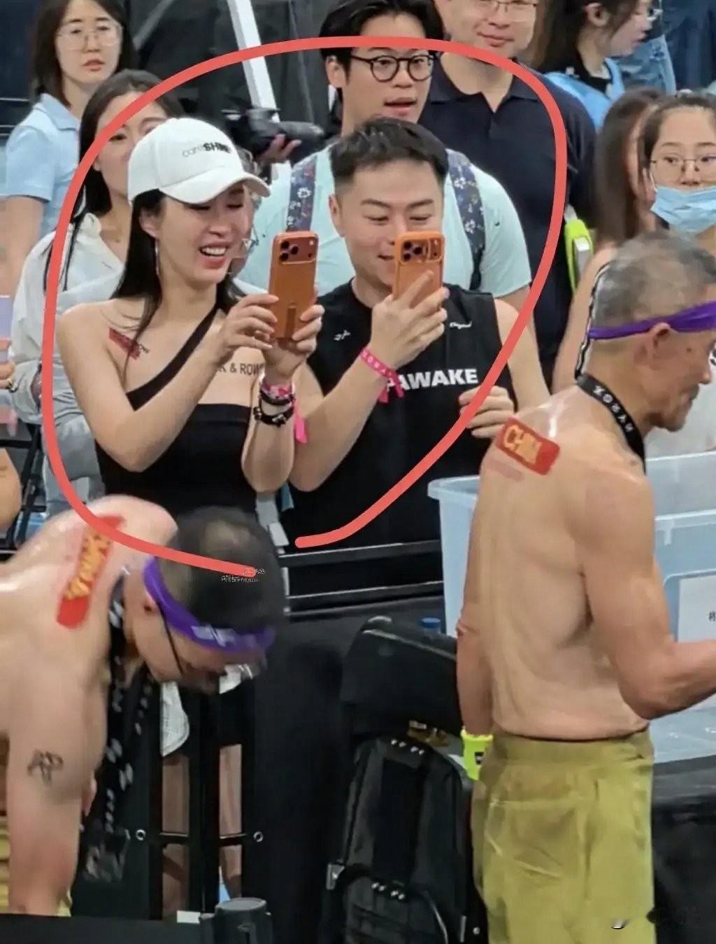 手机壳都能撞款，这关系得多铁？王石还在赛场上跑呢，练得满头汗。他老婆这边倒好，