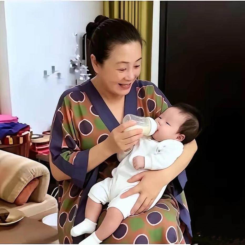 68岁张兰抱孙三小时不撒手，隔辈亲真的藏不住一向雷厉风行的张兰，抱着两个月