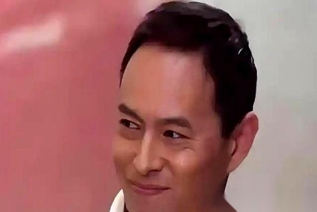 澳大利亚有个反华教授，叫李约翰。他正坐在直播间的聚光灯下，对着镜头侃侃而谈，剖