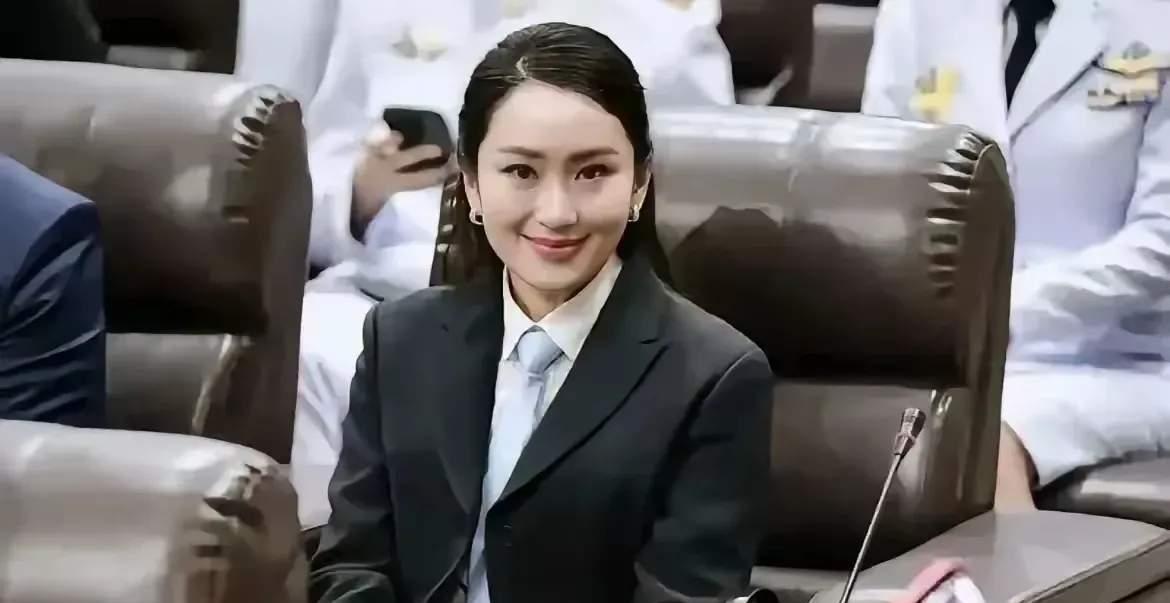大美女佩通坦的文化部长一职估计是没戏了吧？不过好在佩通坦的老公是泰国王室血脉，