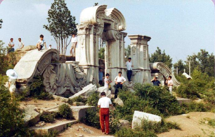 这是1980年游人到圆明园遗址。这些残垣断壁依然能透出当年皇家的气派。当年，圆明