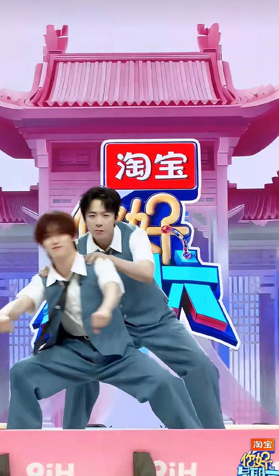 刘宇宁丁程鑫cha了摩托摇谁不想坐刘宇宁丁程鑫的摩托后座双人同框跳舞默契十足，