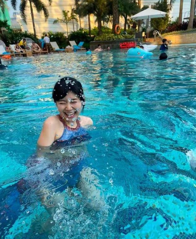 戏水的福原爱笑得好灿烂，蛮佩服她的。长着娃娃脸却有颗抵挡生活风霜雨雪成熟的心，可