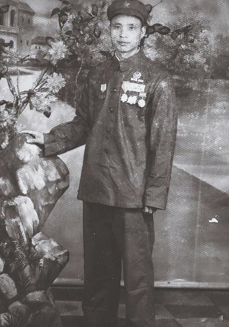 1951年，志愿军战士缴获了一挺新机枪，带到战场上却发了愁，没想到美军的机枪还“