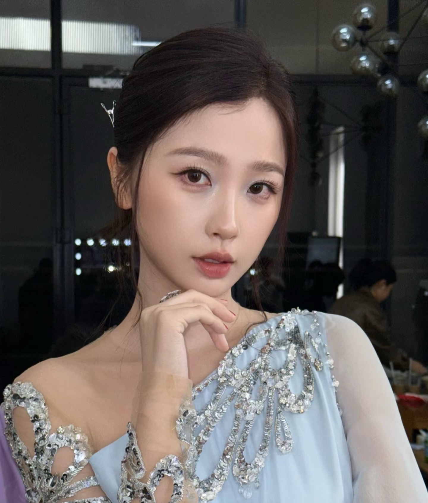 虞书欣清冷女神妆杨单给虞书欣化的清冷女神妆也太美了吧！清冷感十足🩵～杨单给虞书