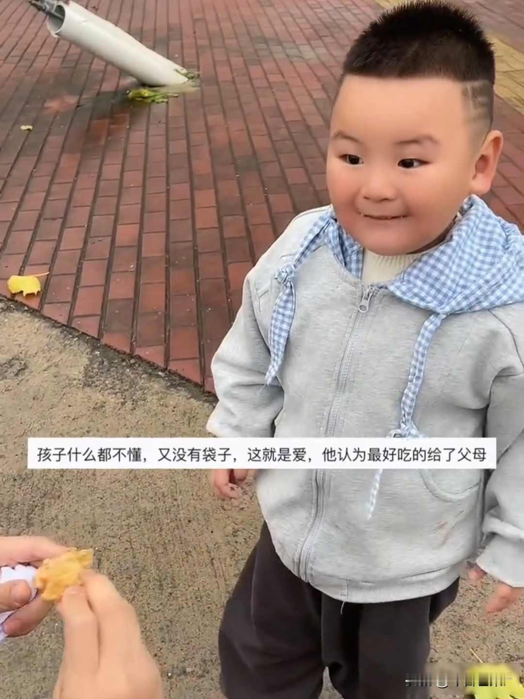 “火到了人民日报”！一个三岁的小男孩放学时从书包里掏出一只白袜子，袜子里包着