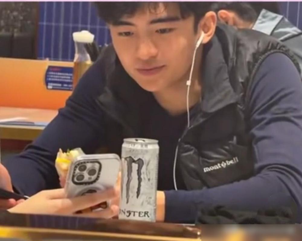 18岁学霸谢振轩12月12日晚独自一人在深圳餐馆用餐，被粉丝偶遇拍视频分享！