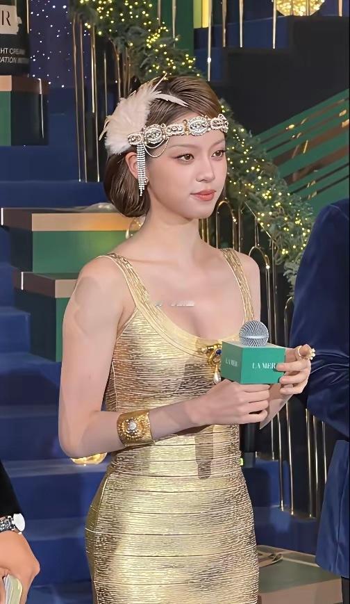 欧阳娜娜这个造型的眉眼鼻子，眉心那个地方有变化，是化妆，还是有微调啊？​​​