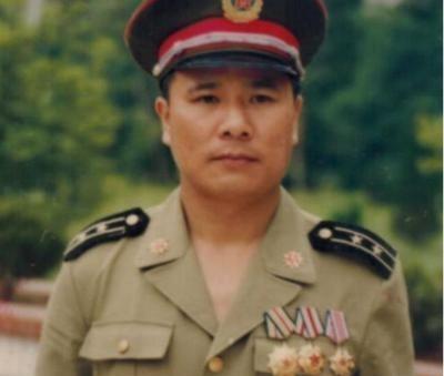 1979年中越战争中，班长黄招强在带领战士们掩护伤兵撤退时，习惯性地清点人数。让