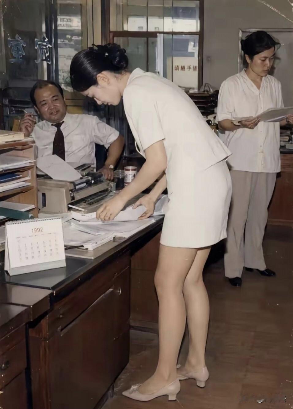 办公桌上没电脑，这绝对是老照片！