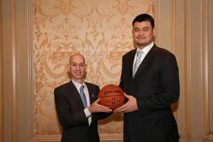 姚明开始领养老金了“姚小伙”转眼就成了“姚老头子”了，“姚老头子”NBA效力九