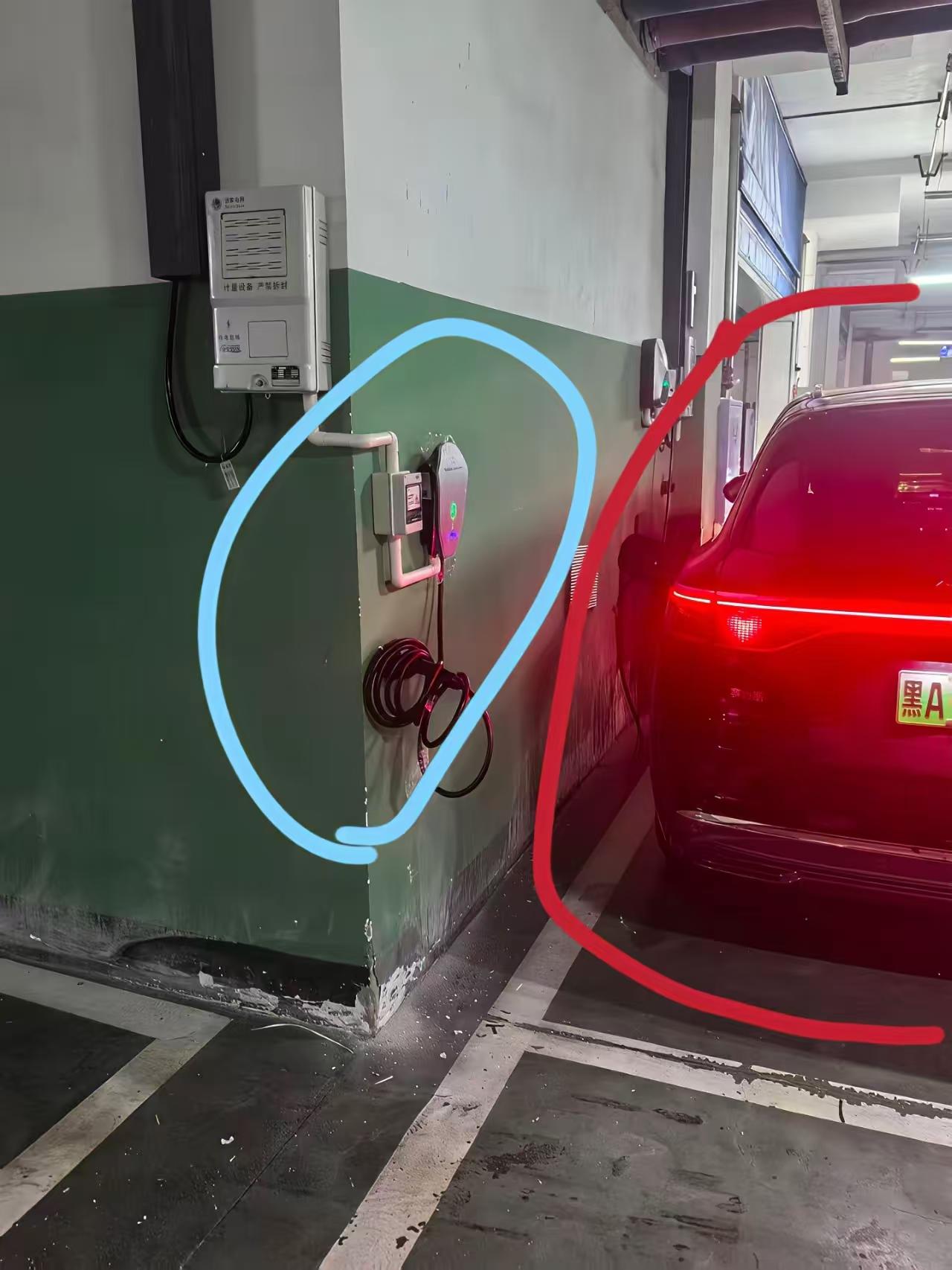 我一哥们被人家欺负了，大家仔细看图，红色的是我哥们的车和车位，但是对方却将他的充