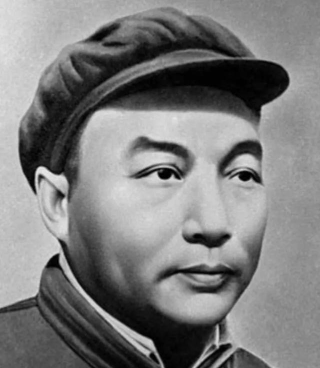 1948年，国军排长带队投诚，谁知，当他来到登记处时，文书却是大惊，＂张定元，怎