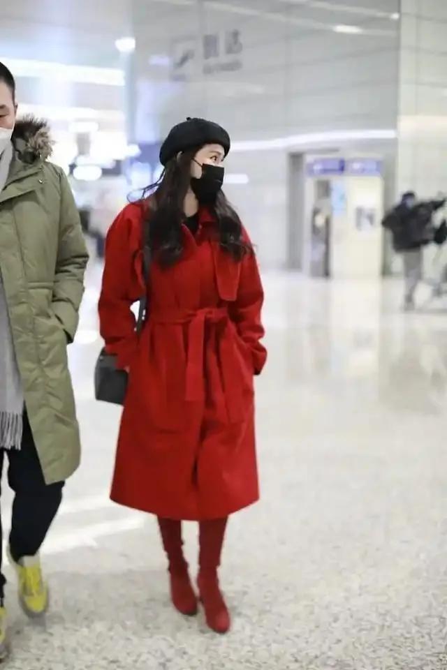 伊能静机场年味拉满！红风衣贵气，靴子起褶成小遗憾伊能静现身机场，一身正红风