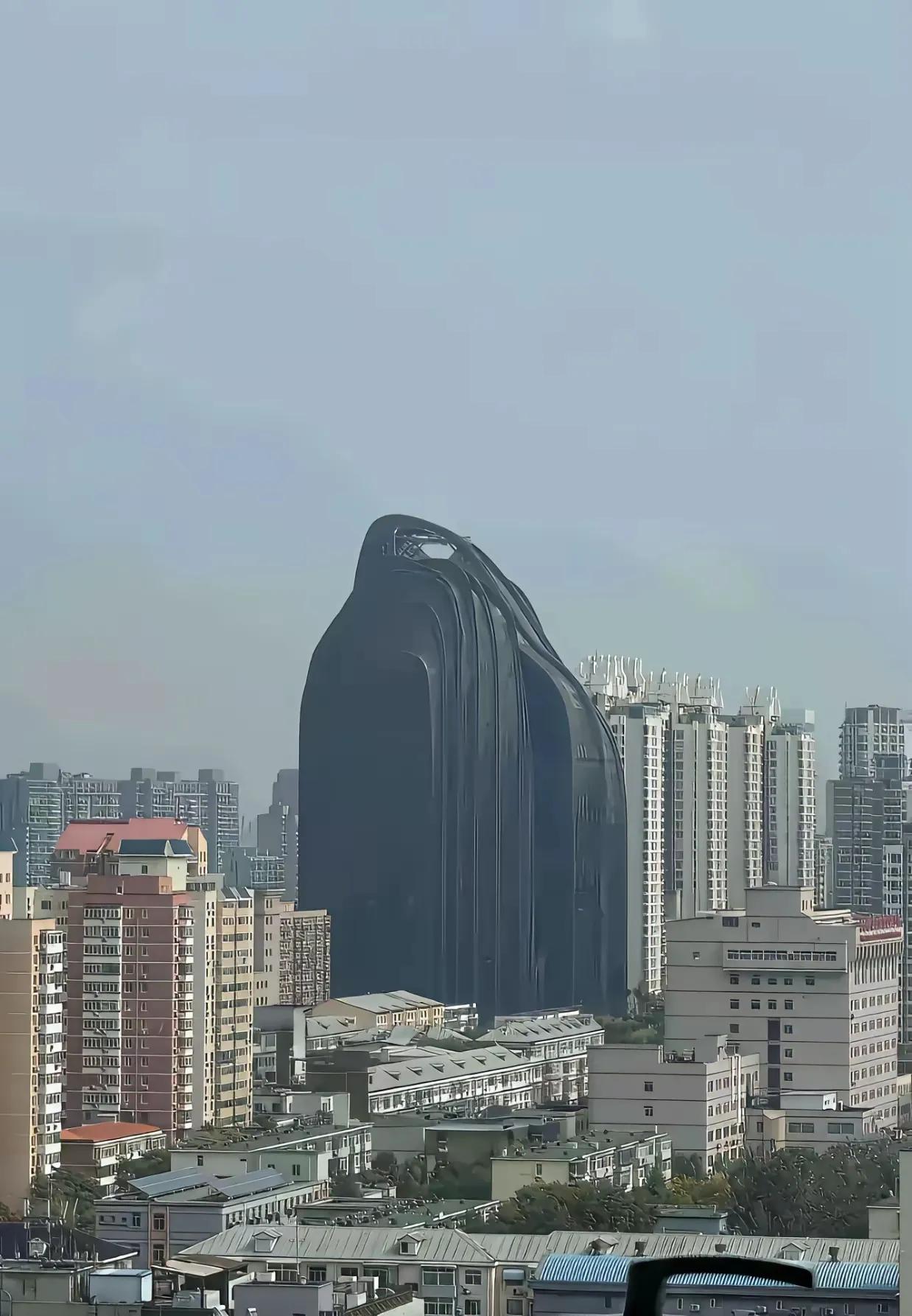 看北京的大黑楼，真的给人的第一感观，就是不适！这种大黑楼，设计成这样，就像一