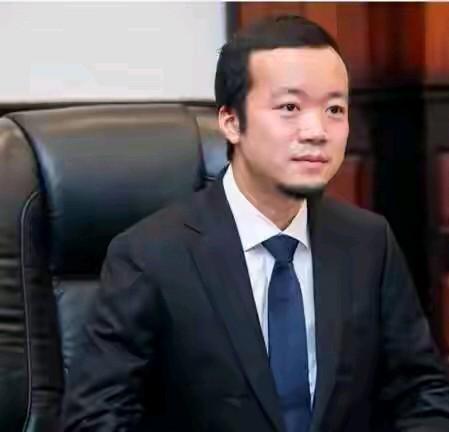 陈志这个人可了不得，祖籍是福州连江的，曾经是柬埔寨洪森的座上宾，如今被米国给揭开