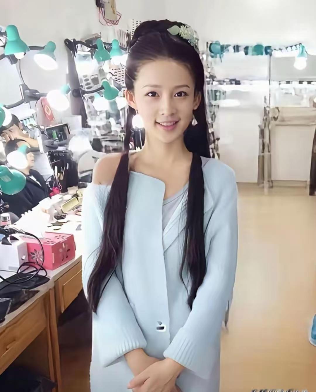 真正的美人，不在“不变”，而在“敢变”。李沁早年的剧组旧照刚曝光。她扎着双麻