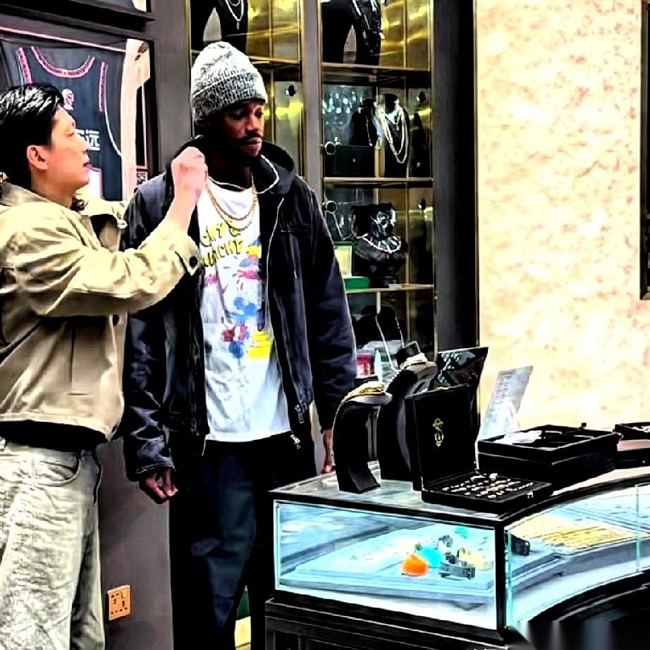 我跟你讲，有钱的感觉，就是这么具体。广东队那个新外援，萨姆纳，往金店里一站，老