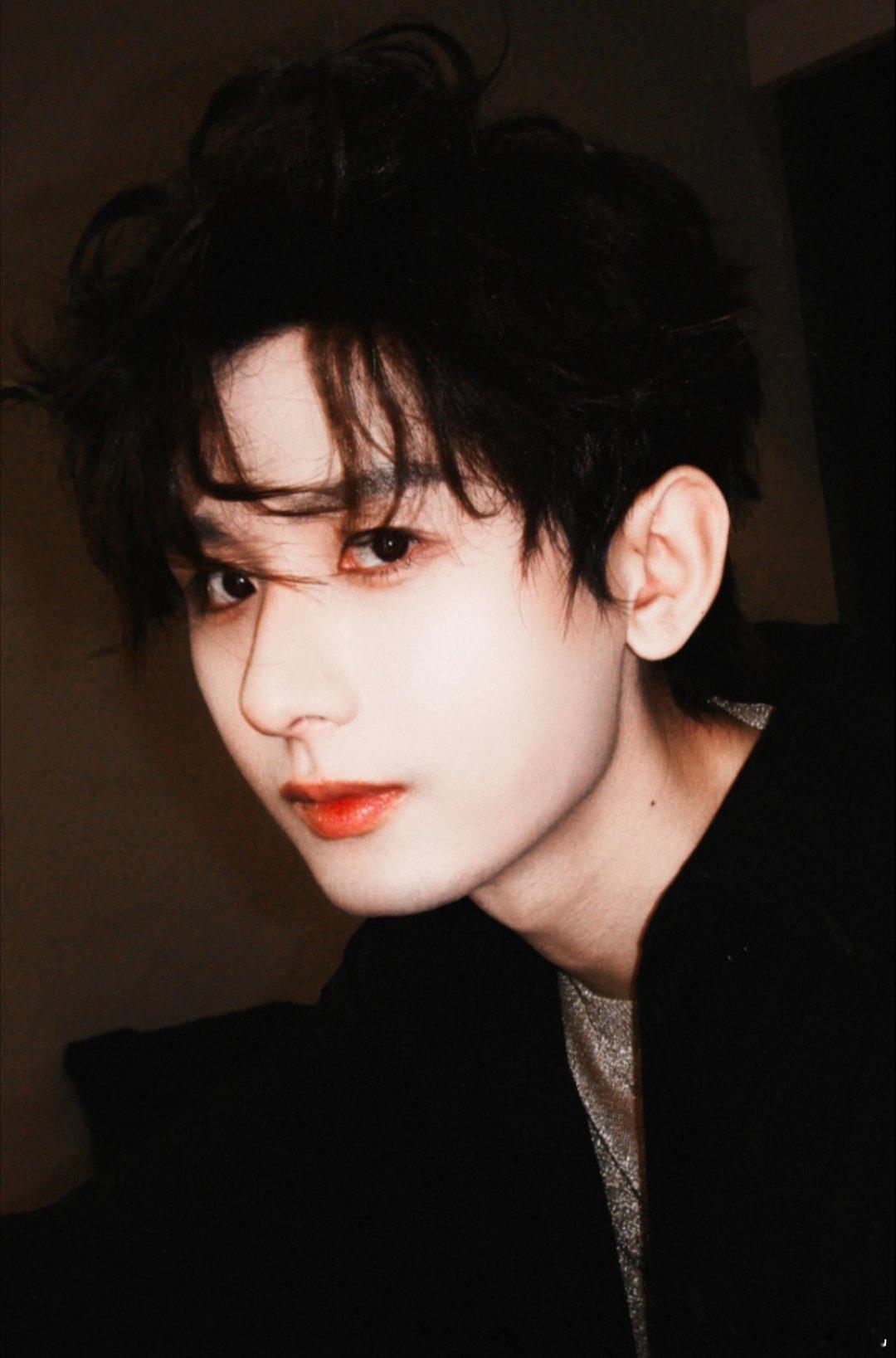 1、成毅这波操作确实让人摸不着头脑——《长安二十四》都官宣定档了，别的主演像刘奕