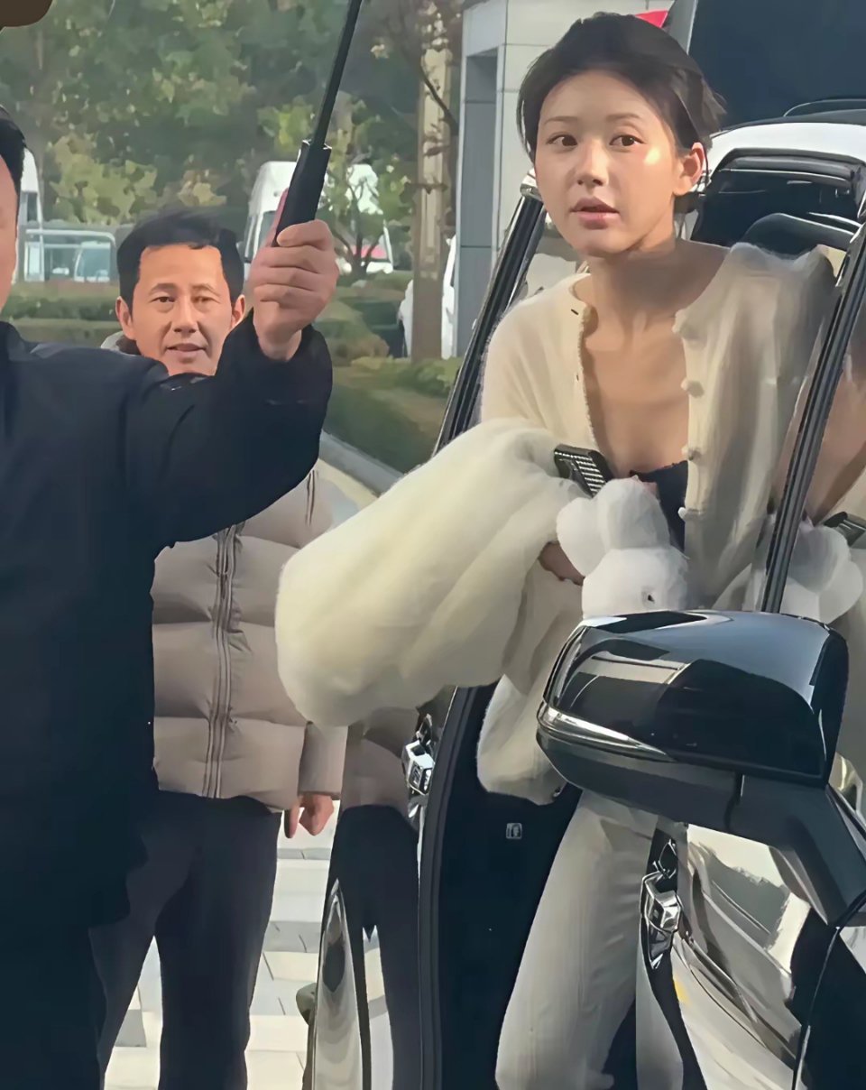 赵露思不愧是四川第一美人，没有美颜的偷拍，也是美若天仙​​​