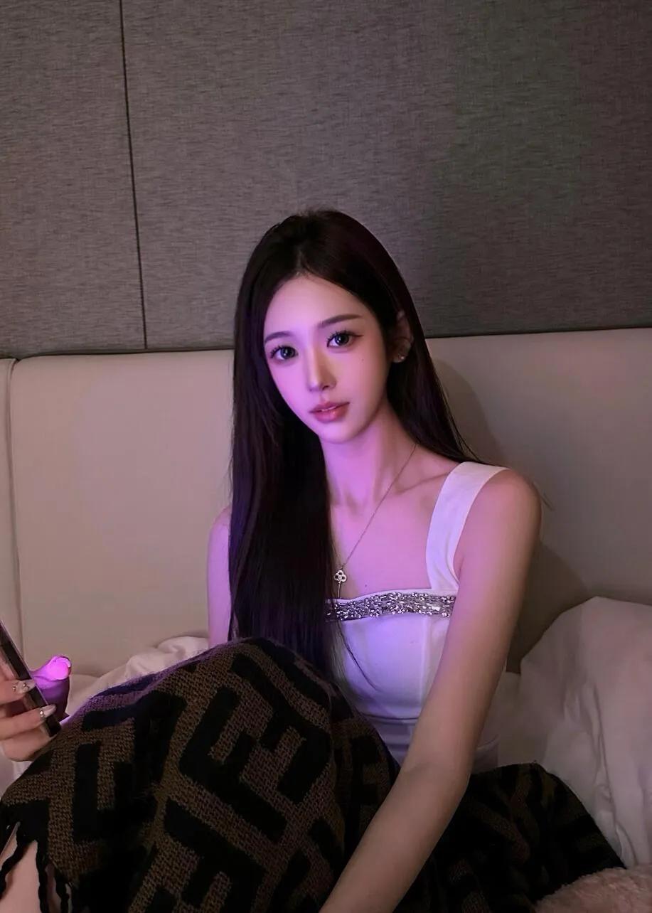 紫衣美人坐，花影入梦来。