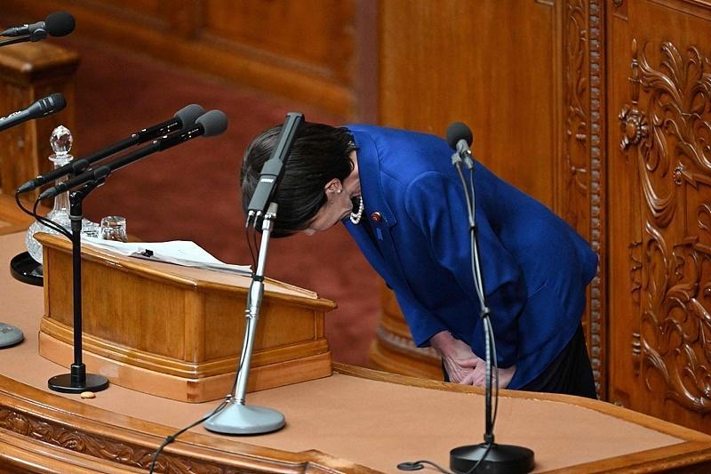 我以为，假设高市早苗此刻下台，其实对我们来讲，将是更大的危险！当战败国的首相对