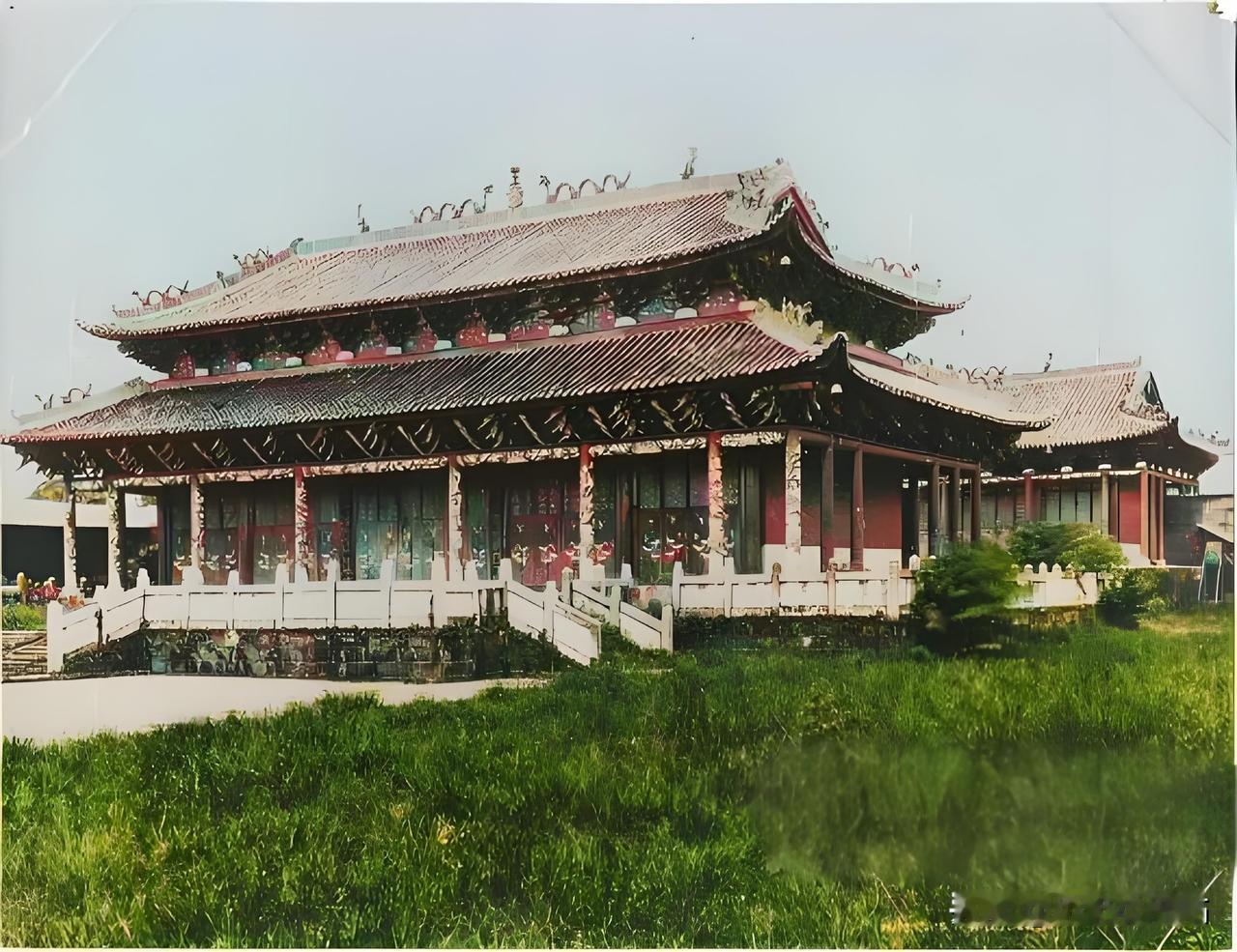 照片是1880年广州文明门外万寿宫，始建于康熙五十二年，为岭南地区最重要的官祀建