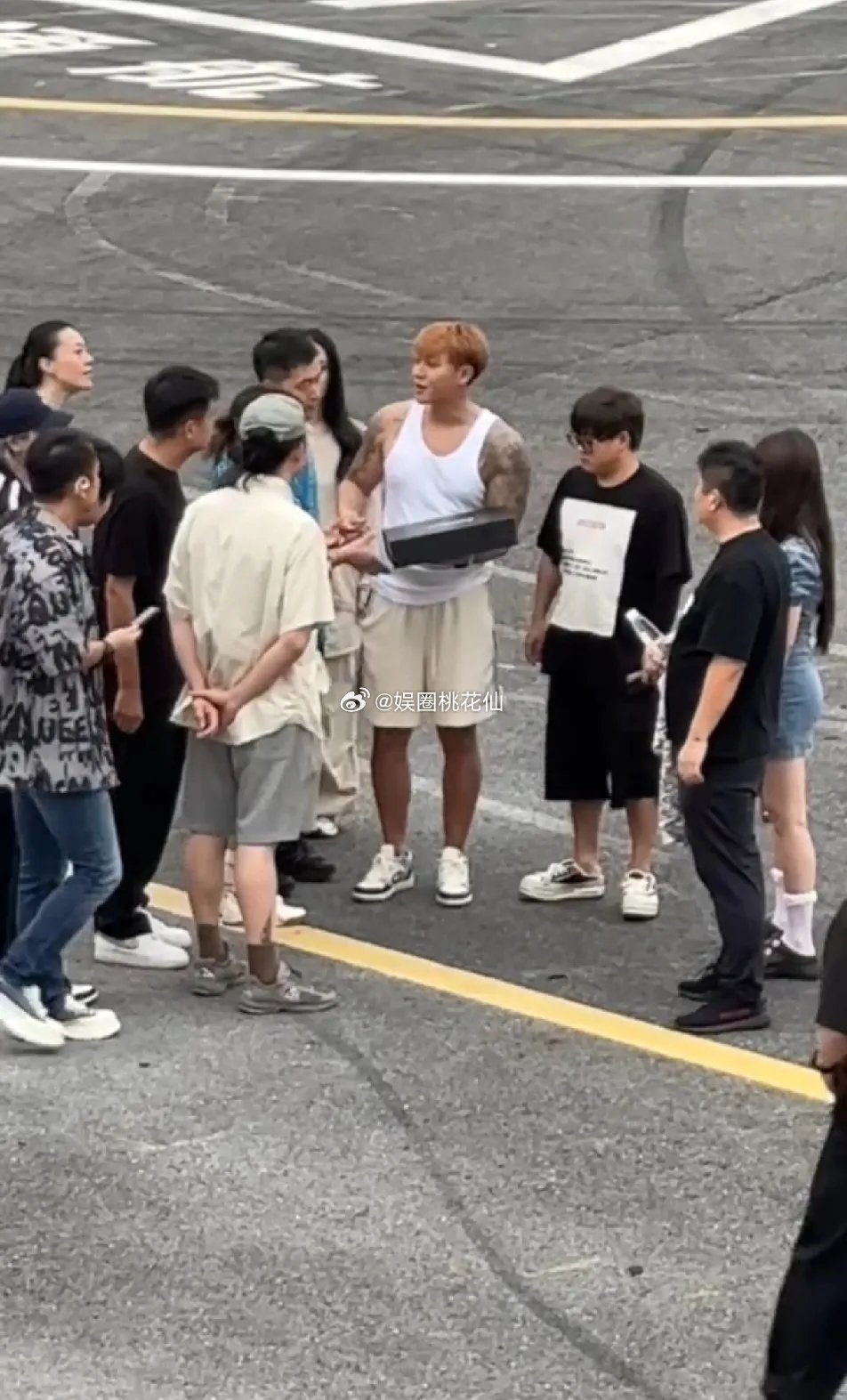 人群里的黄子韬是真壮得吓人，头那么小，身上肌肉块又大又厚，比例看着都有点不协调了