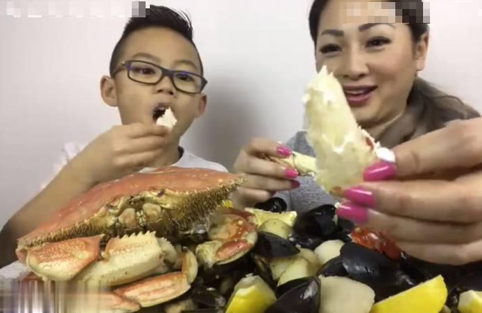 亲妈带几岁儿子做吃播, 网友: 这一定是别人的妈! 你怎么看?