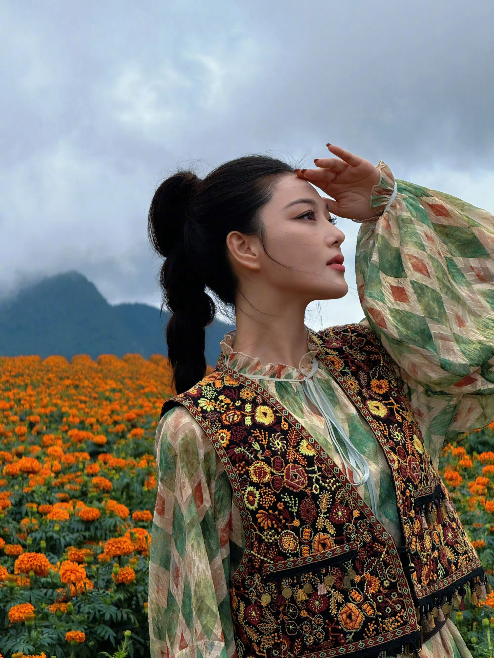张馨予云南花海里画花姐姐在花海里边的画面看上去太有艺术感了[抱抱]​​​