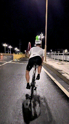 注意看！夜骑大哥被后面车友喊“撵上你了”，直接被激起胜负欲，瞬间化身“大公鸡”！