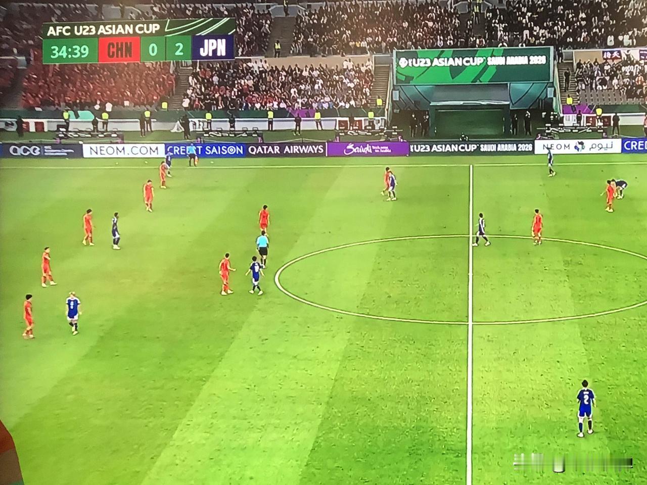 看看中国球员这些三脚猫的技术，实在汗颜。每次都知道他们会传最蠢的球。明明自己落后