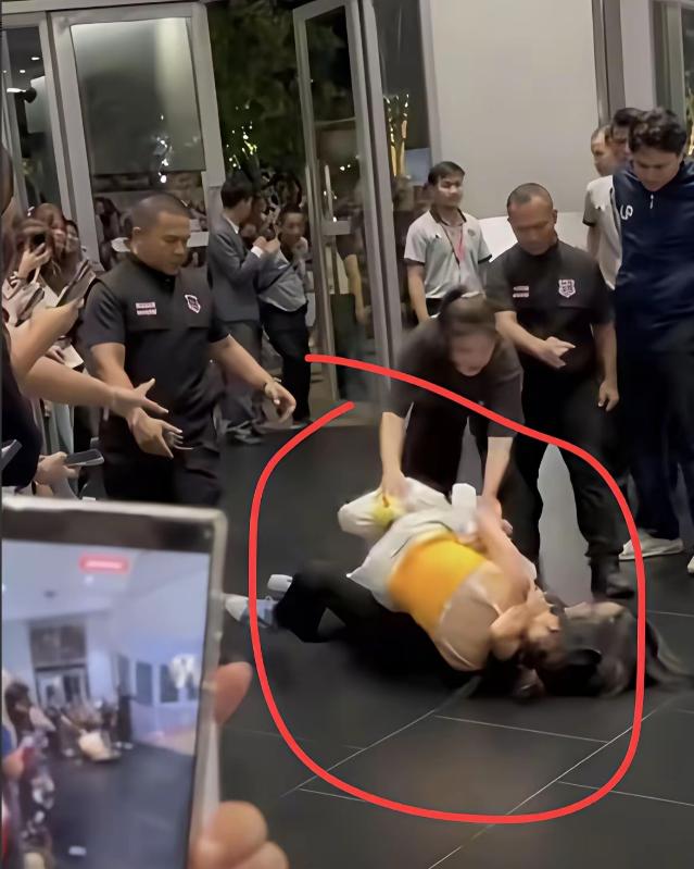 在泰国追星被打女生发文了，果然没有一顿打是白挨的。中国女生泰国追星，被安保区
