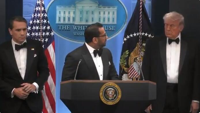 要是有人还觉得老外不会拍马屁，那建议他去看看白宫记者会枪战后的这场发布会。FBI