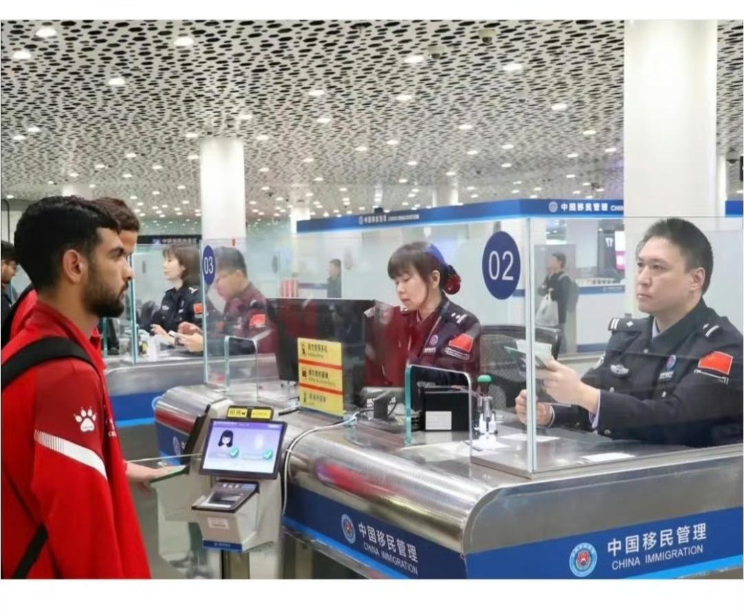 印度人空手来中国想蹭吃蹭喝，结果被边检光速打脸，依法遣返回国。前两天的广州白